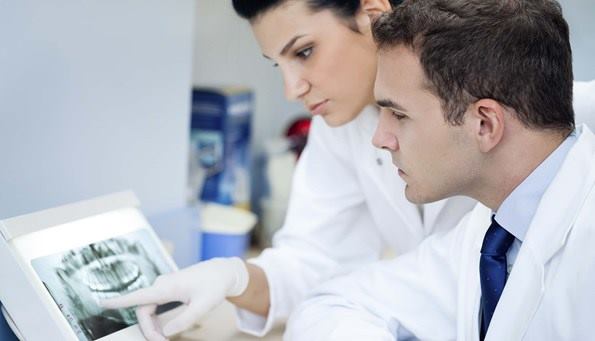 dentistas-revisan-radiografia